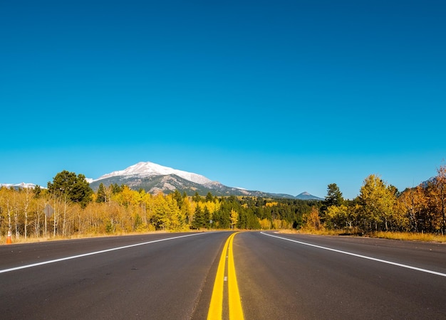 Carretera en otoño en Colorado USA