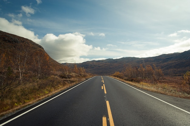 Carretera de otoño vacía en las montañas noruegas.