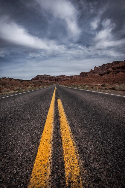 Carretera por paisaje contra el cielo