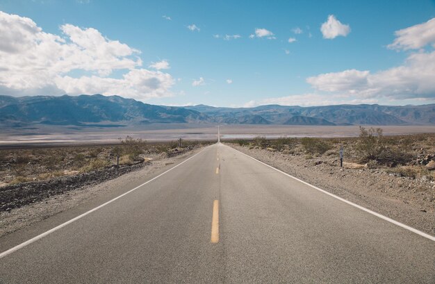 Foto carretera por paisaje contra el cielo