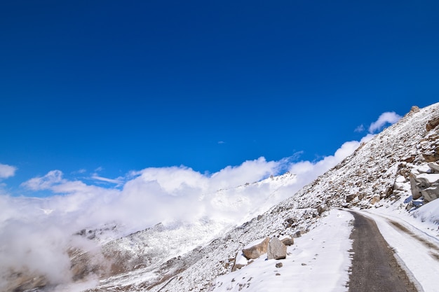 En la carretera en el paisaje de Leh Ladakh.Khardung La pass