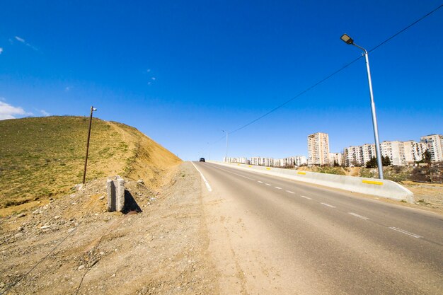 Carretera y paisaje y vista de carreteras en Tbilisi, Georgia