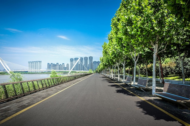 Foto carretera y parque al aire libre de la ciudad moderna vacía