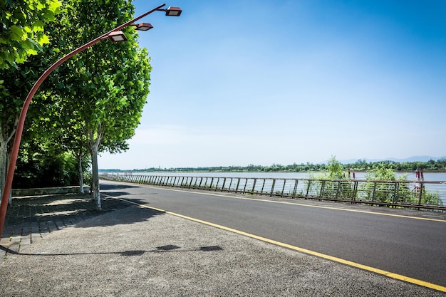 Carretera y parque al aire libre de la ciudad moderna vacía