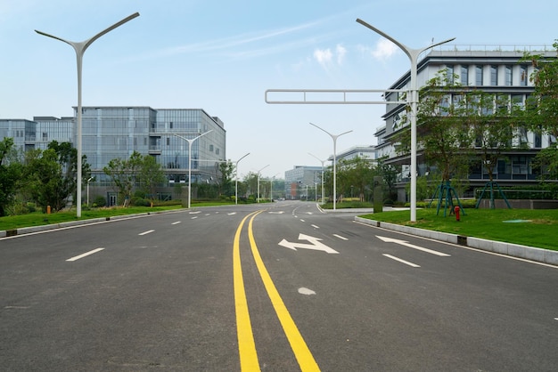 Foto carretera del parque tecnológico y edificio de oficinas