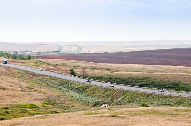 La carretera pasa por el campo