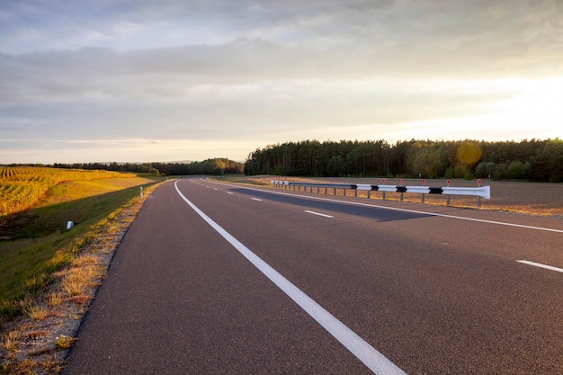 Carretera pavimentada en el campo