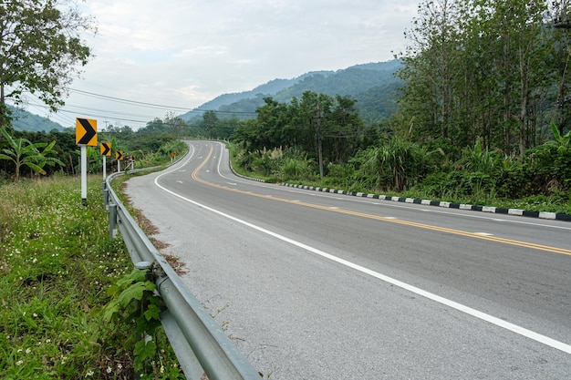 Foto carretera pavimentada tailandia la carretera asfaltada a ambos lados de la carretera está cubierta de hierba