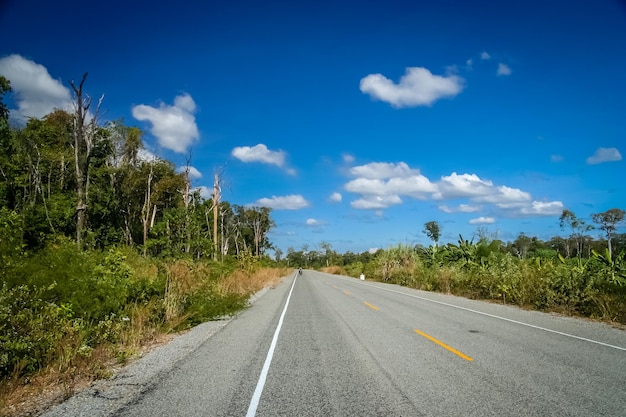 Carretera pavimentada vacía en el sur de Camboya