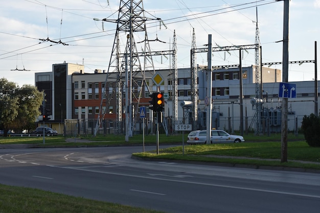 Foto carretera por pilar de electricidad en la ciudad contra el cielo