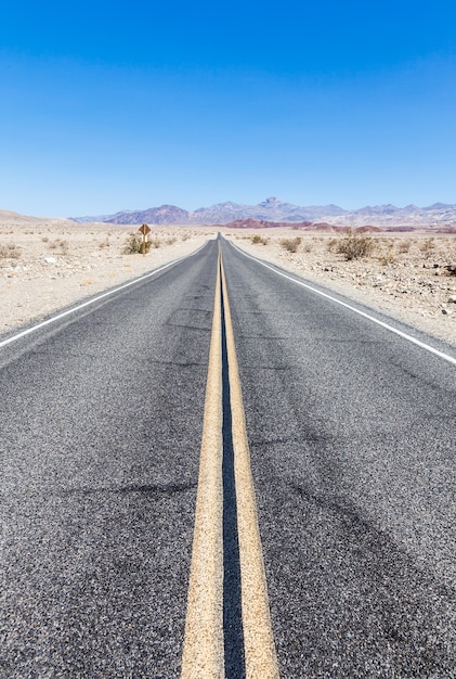 Carretera prospectiva en medio del desierto del Valle de la Muerte, EE. UU.