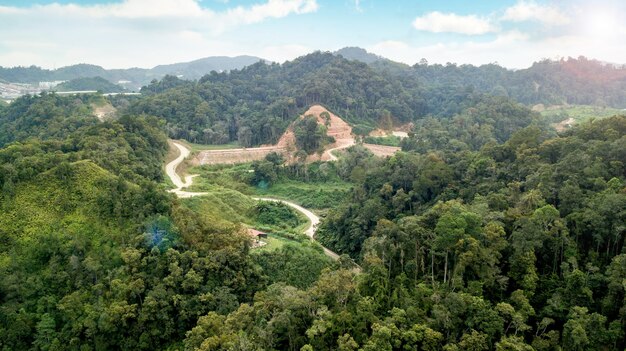 Carretera en pueblo entre bosque Ariel viewMalaysia