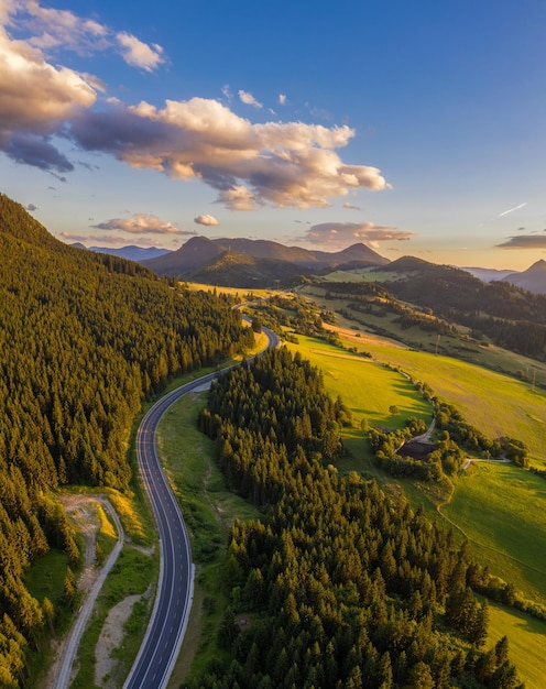 Carretera que atraviesa bosques de la región de Liptov en Eslovaquia al atardecer