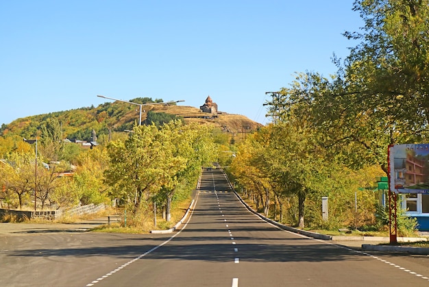 Una carretera que conduce al complejo monástico de Sevanavank, uno de los lugares turísticos más visitados de Armenia.