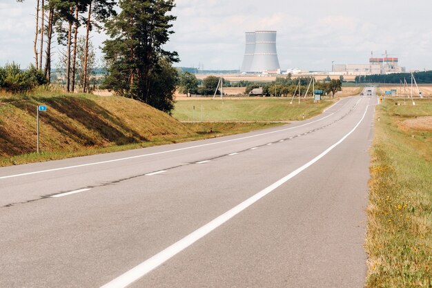 La carretera que conduce a la central nuclear en el distrito de Ostrovets