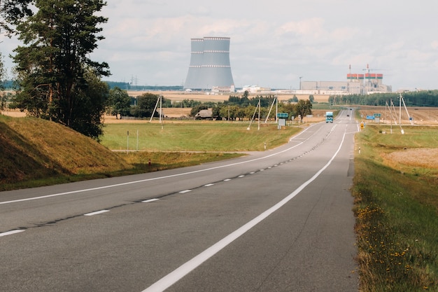 La carretera que conduce a la central nuclear en el distrito de Ostrovets