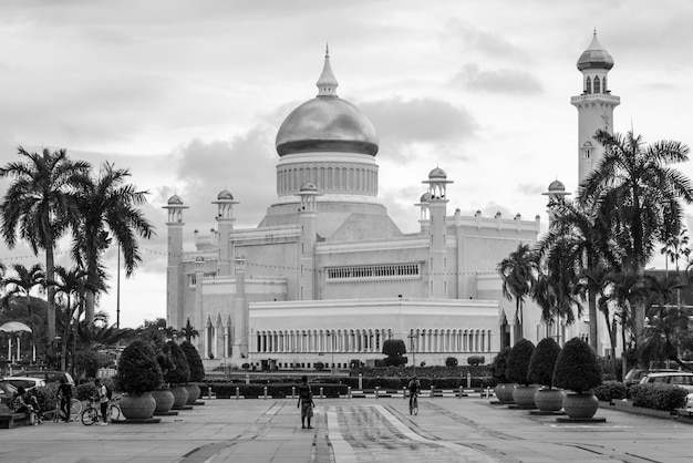 Foto carretera que conduce hacia la mezquita del sultán omar ali saifuddien contra el cielo