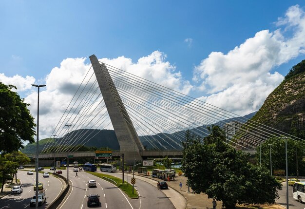 Foto carretera que pasa por la ciudad contra el cielo nublado