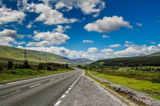 Carretera que pasa por el paisaje contra el cielo