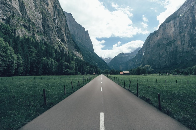 Carretera que pasa por el paisaje montañoso