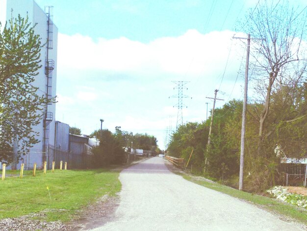 Carretera que pasa por el paisaje