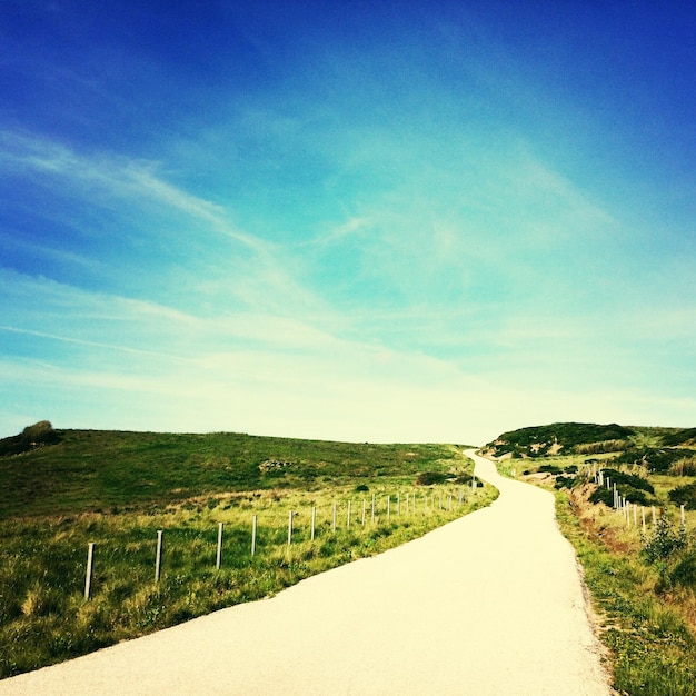 Foto carretera que pasa por el paisaje