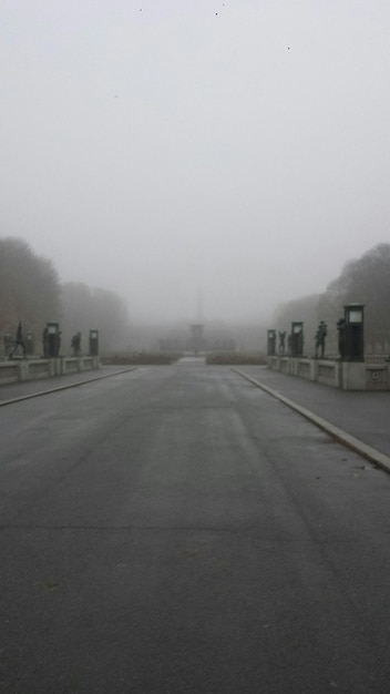 Foto carretera que pasa por tiempo de niebla