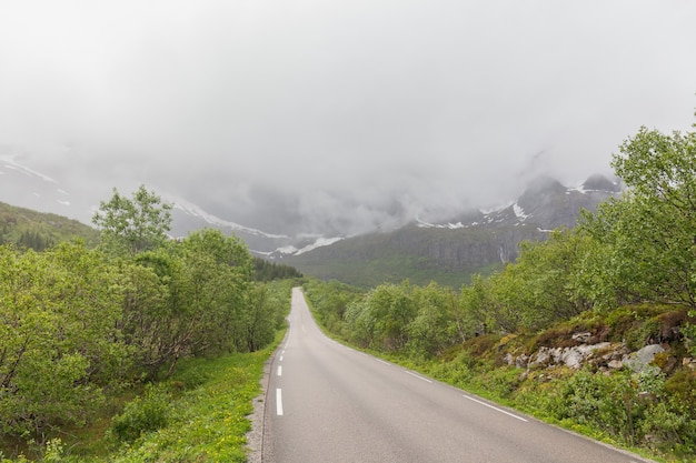 Carretera que pasa en un valle entre montañas en Noruega