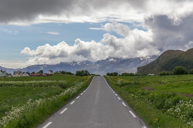 Carretera que pasa en un valle entre montañas en Noruega