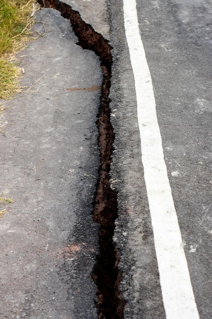 Foto carretera recién construida colapsada debido al terremoto