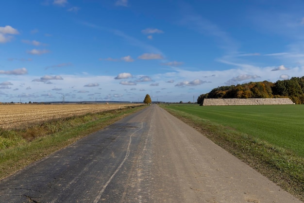 Una carretera recta sin coches un paisaje de verano con una carretera vacía sin transporte