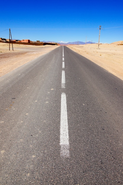 Carretera recta vacía a través del desierto