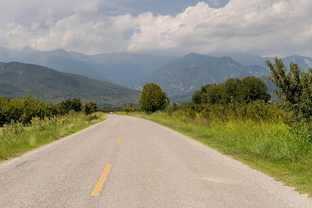 Carretera rural cerca de la aldea Pozar Grecia Macedonia Central