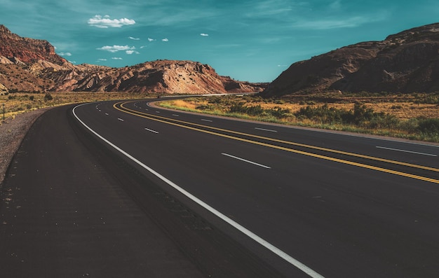 Carretera rural del oeste de Utah durante el caluroso día de verano.