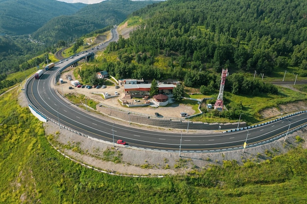 La carretera serpenteante del Baikal - vista aérea del valle de montaña natural con la carretera serpenteante, la autopista Transiberiana, Rusia, Kultuk, Slyudyanka