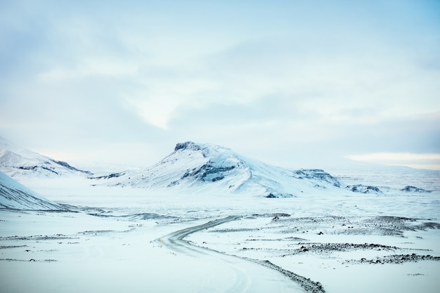 Carretera serpenteante cerca de las montañas en Islandia, cerca del glaciar LangjÃ¶kull