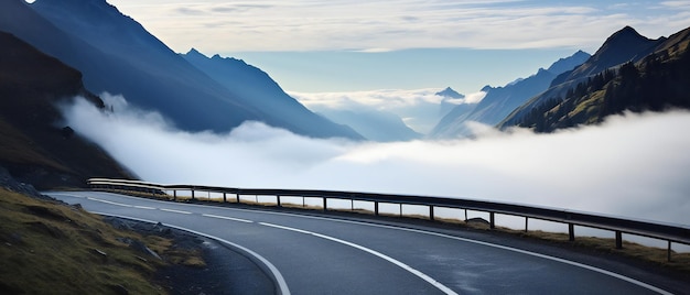 Carretera serpenteante de montaña frente a una nube de niebla