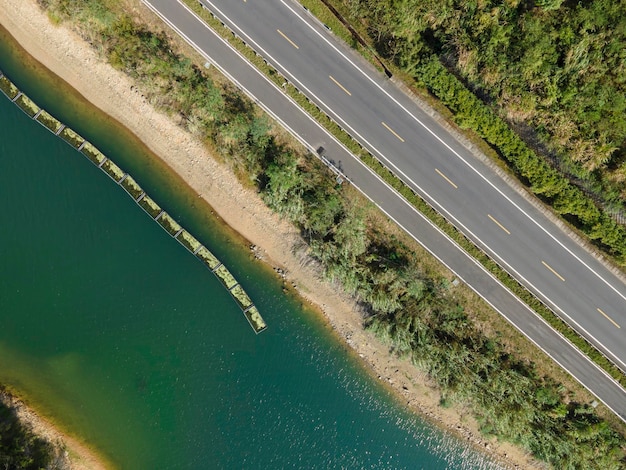 Carretera sinuosa del bosque al aire libre de la fotografía aérea