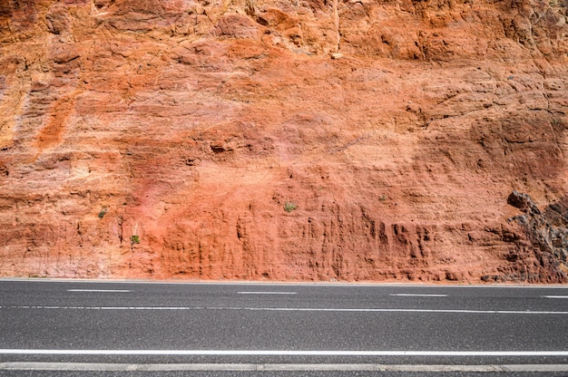 Carretera sinuosa de montaña en la isla de La Gomera. Hermoso fondo, camino