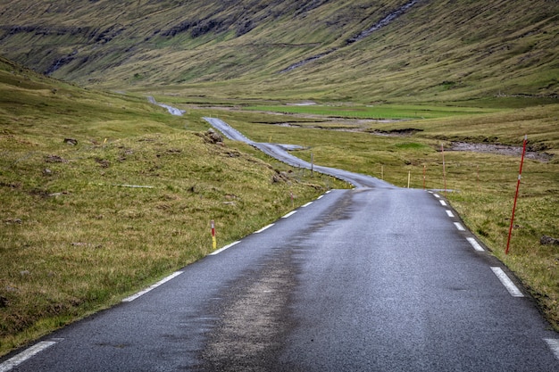 Carretera solitaria en faroe