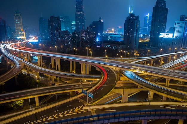 Carretera de tráfico de la ciudad moderna en la noche, cruce de transporte