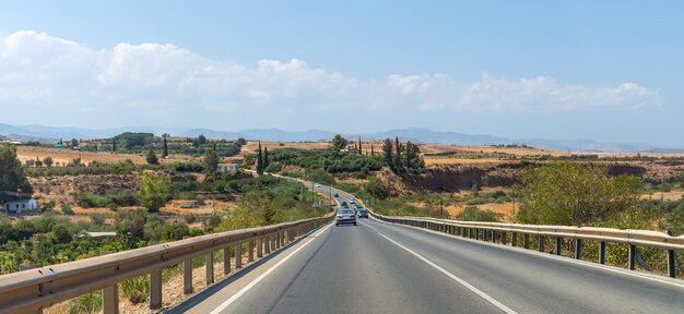 La carretera con tráfico a la izquierda que conduce al macizo montañoso de la isla de Chipre