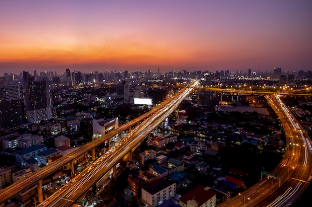 Carretera y tráfico principal en Bangkok, Tailandia