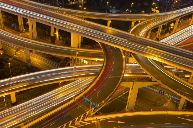 Carretera de tráfico urbano moderno por la noche Intersección de tráfico aéreo