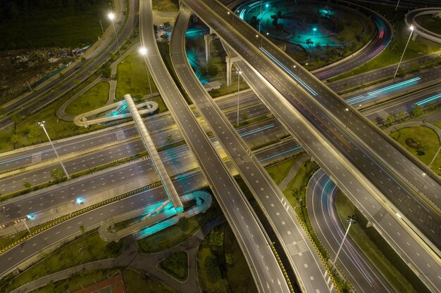 Carretera de tráfico urbano moderno por la noche Intersección de tráfico aéreo