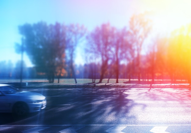 Carretera de tráfico vivo con coche en movimiento de fondo