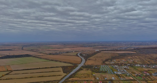 Carretera a través de uno de los campos de otoño