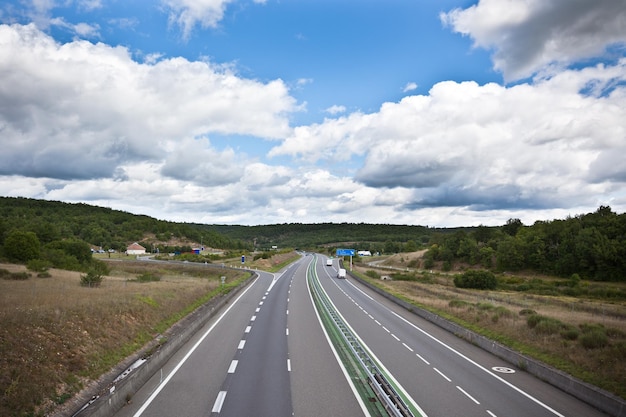 Carretera a través de Francia en verano Vista superior