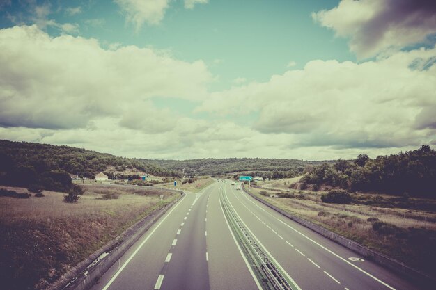 Carretera a través de Francia en verano Vista superior