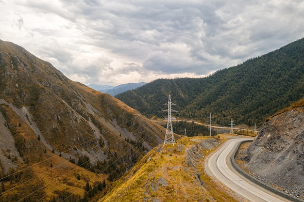 Carretera a través de las montañas